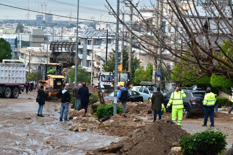 Άνω Γλυφάδα: Η επόμενη μέρα μετά τις φονικές καταιγίδες – Πέτρες, λάσπες και πολλές καταστροφές (εικόνες & βίντεο)