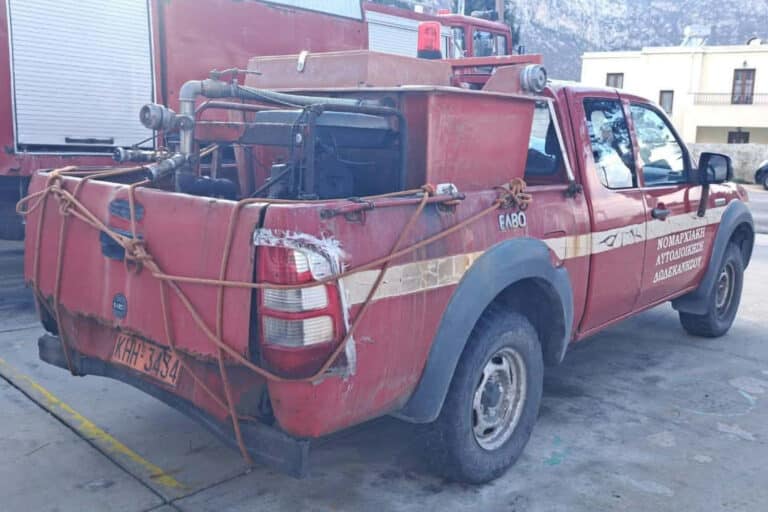 Κάλυμνος: Τραγική εικόνα οχήματος του εθελοντικού πυροσβεστικού κλιμακίου – Σάπιες λαμαρίνες και σελοτέιπ στα φανάρια