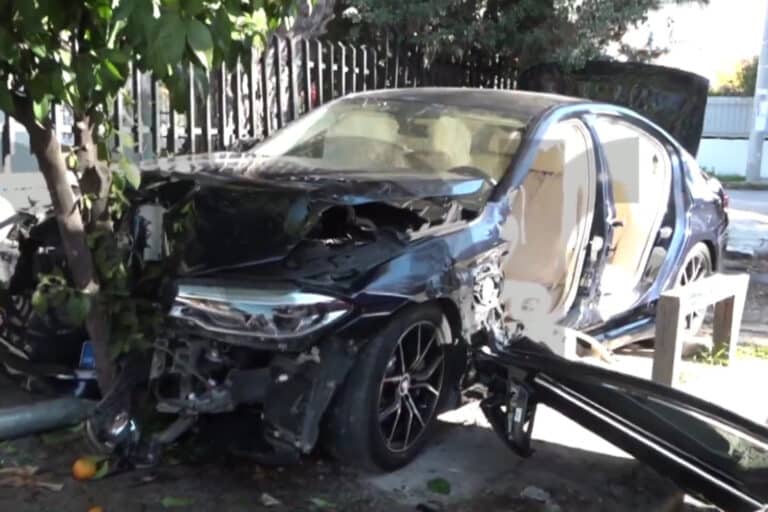 Τρομακτικό τροχαίο στην Κηφισιά: Οικογένεια εγκλωβίστηκε σε ΙΧ, το αυτοκίνητο ειδοποίησε τις Αρχές