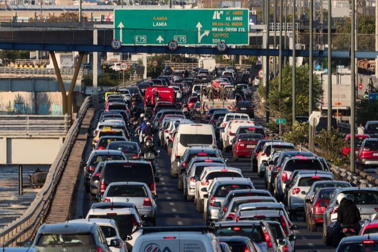 Τροχαίο στον Κηφισό: Φορτηγό συγκρούστηκε με ΙΧ στη Μεταμόρφωση – Ένας τραυματίας