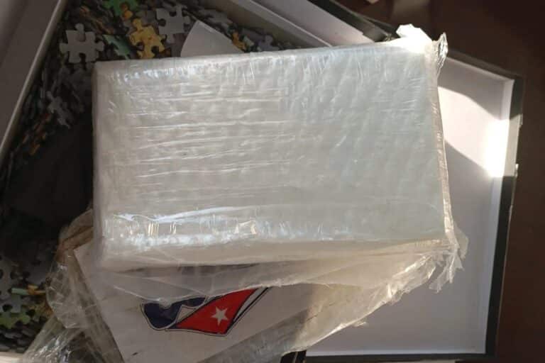 Αεροδρόμιο «Ελ. Βενιζέλος»: Τα πακέτα με τα… επιτραπέζια παιχνίδια – Τα δύο κιλά κοκαΐνης και η αποστολέας από τη Γλυφάδα