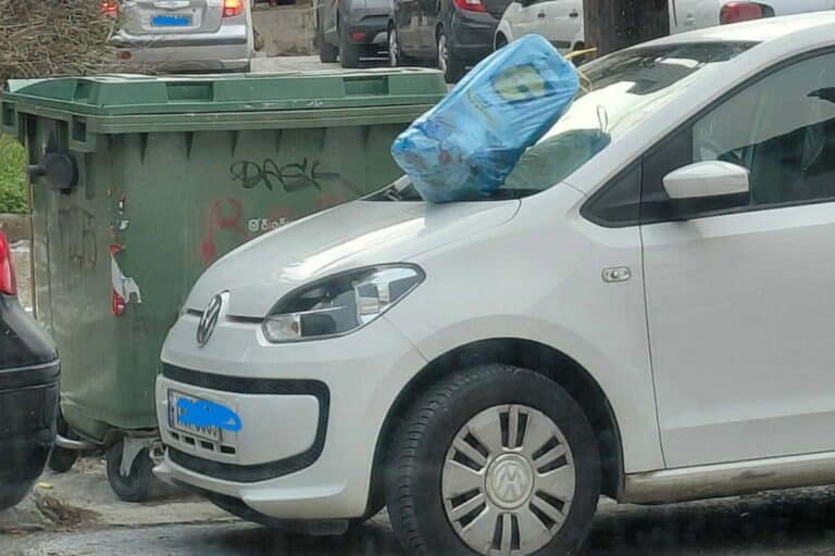 Κοζάνη: Πάρκαρε μπροστά σε κάδο και κάτοικοι γέμισαν το αυτοκίνητό του με σκουπίδια (εικόνα)