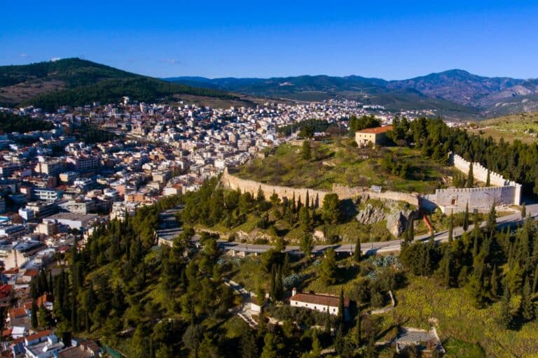 Λαμία: Ανήλικος Ρομά «τρύπωσε» σε περίπτερο και έκλεψε πορτοφόλι – Συνελήφθη ο πατέρας του που χρησιμοποίησε τις κάρτες