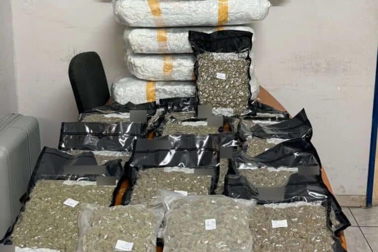 Στα χέρια της ΕΛ.ΑΣ. δύο διακινητές: Πάνω από 54 κιλά κάνναβης βρέθηκαν σε «καβάτζες» στην Αθήνα