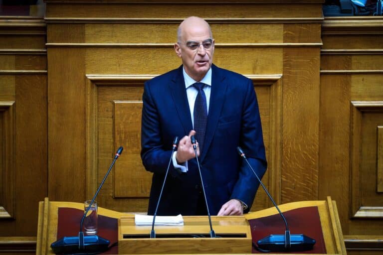 Σύγκρουση Δένδια-αντιπολίτευσης στη Βουλή για το νομοσχέδιο του ΥΠΕΘΑ – Το απόγευμα στα γραφεία της ΝΔ οι στρατιωτικοί