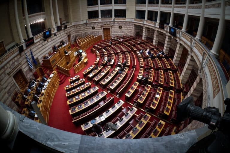 Βουλή: Πώς διαμορφώθηκαν οι κοινοβουλευτικές δυνάμεις των κομμάτων μετά τις αποχωρήσεις 