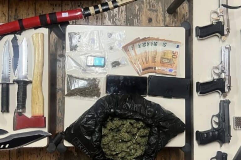 Ρέθυμνο: Βρέθηκαν οπλοστάσια και ναρκωτικά σε σπίτια – Κατασχέθηκαν κάνναβη, πιστόλια και μαχαίρια, δύο συλλήψεις