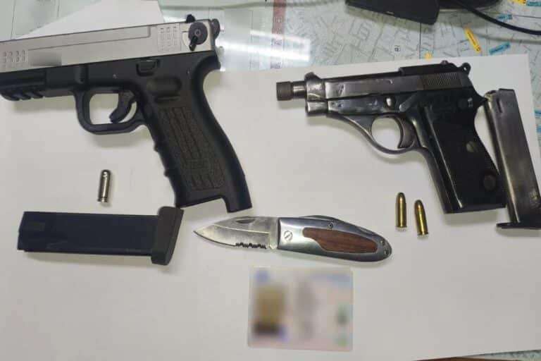 Παλαιό Φάληρο: Αστυνομικοί τσάκωσαν 56χρονο με όπλα και πλαστή άδεια στο όχημά του