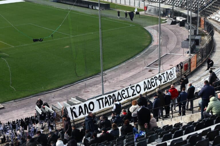 Στη Θύρα 4 της Τούμπας το «αντίο» στους νεκρούς οπαδούς – Σύσσωμη η οικογένεια του ΠΑΟΚ (εικόνες & βίντεο)