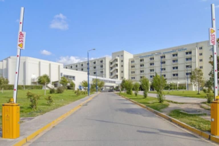 Πάτρα: Μεθυσμένος Ρομά πήγε έξω από την Παιδιατρική Κλινική και φώναζε, προκάλεσε ζημιές και είχε τέρμα τη μουσική