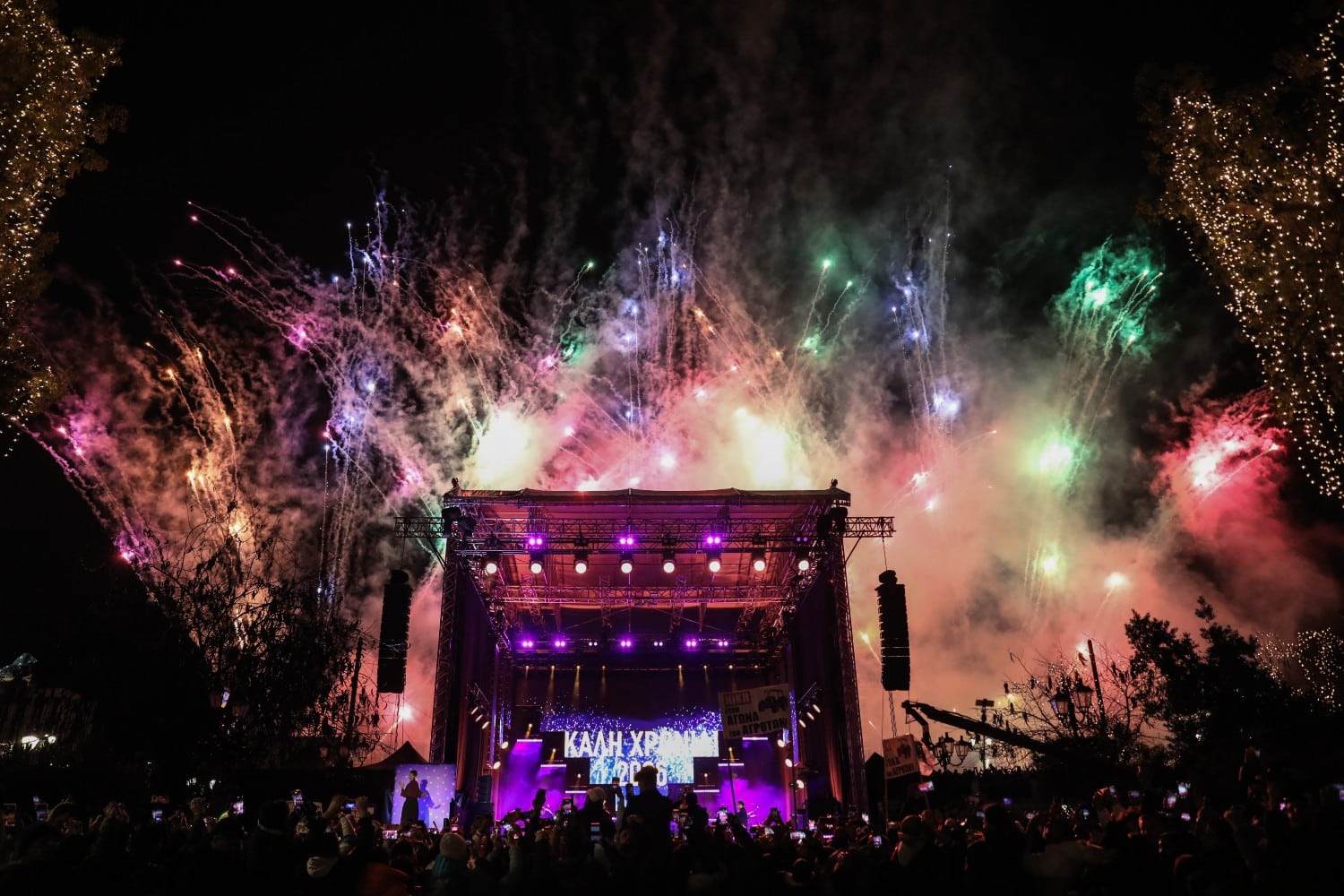 Η Ελλάδα καλωσόρισε το 2026 με πυροτεχνήματα - Τα λαμπερά σόου σε Αθήνα και Θεσσαλονίκη (εικόνες & βίντεο)