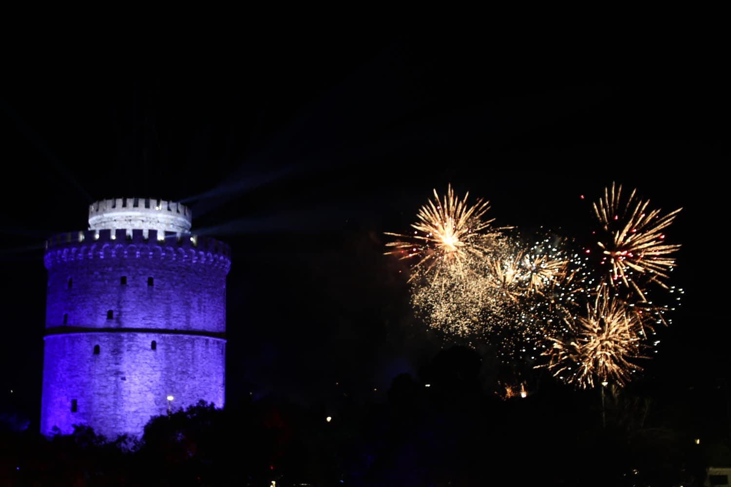 Η Ελλάδα καλωσόρισε το 2026 με πυροτεχνήματα - Τα λαμπερά σόου σε Αθήνα και Θεσσαλονίκη (εικόνες & βίντεο)