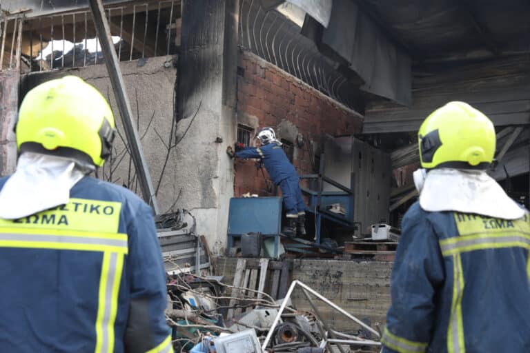 Μεγάλη πυρκαγιά σε εργοστάσιο πλαστικών στο Μενίδι – Ήχησε το 112 στην περιοχή