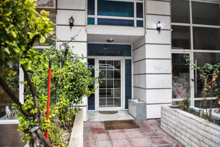 Σέρρες: Σε σπίτι χωρίς ρεύμα και νερό ζούσε ο 16χρονος που χτύπησε θανάσιμα τον 17χρονο – «Δεν φρόντισε κανείς να προλάβει το έγκλημα»