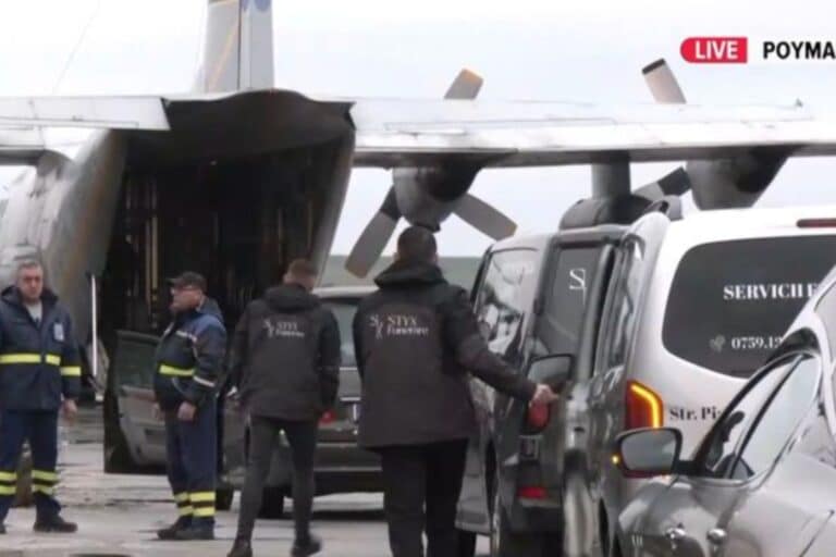 Στο αεροδρόμιο της Τιμισοάρα οι 7 σοροί των οπαδών του ΠΑΟΚ – Θα μεταφερθούν με C-130 στην Ελλάδα (βίντεο)