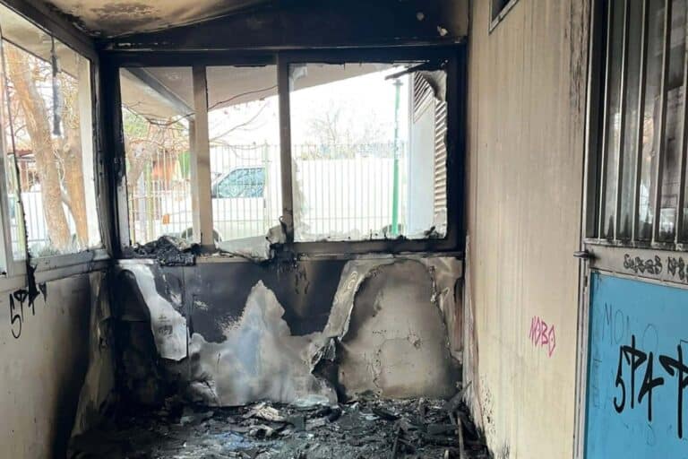 Θεσσαλονίκη: Νεαροί έβαλαν φωτιά σε σχολείο στην Ευκαρπία (εικόνες) 