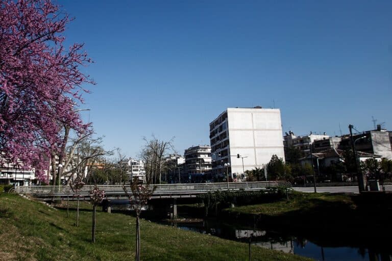 Τρίκαλα: Συνελήφθησαν τέσσερις ανήλικοι για ναρκωτικά – Χειροπέδες και στους γονείς τους