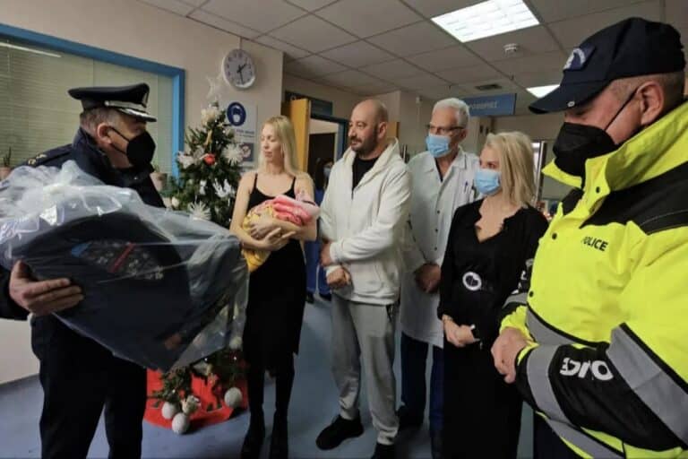 Κοζάνη: Το Τμήμα Τροχαίας δώρισε κάθισμα αυτοκινήτου στο πρώτο παιδί που γεννήθηκε το 2026 στην πόλη