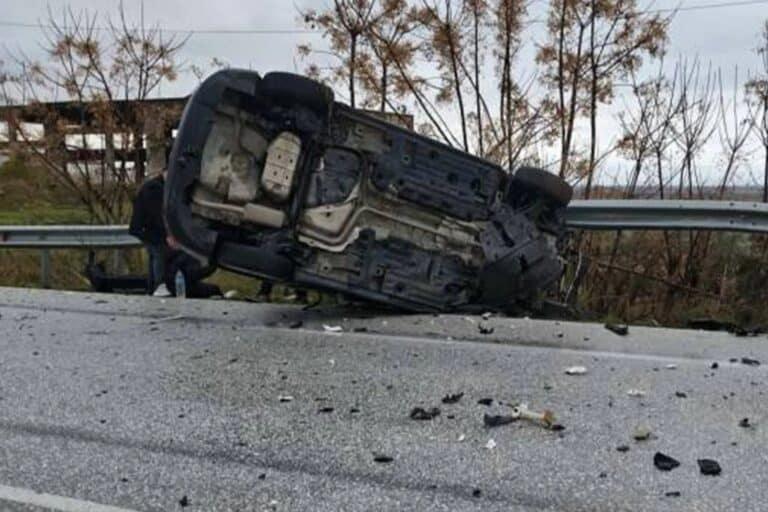Τροχαίο με δύο ΙΧ στη Νέα Καρβάλη: Αυτοκίνητο ανατράπηκε και κατέληξε στις μπάρες