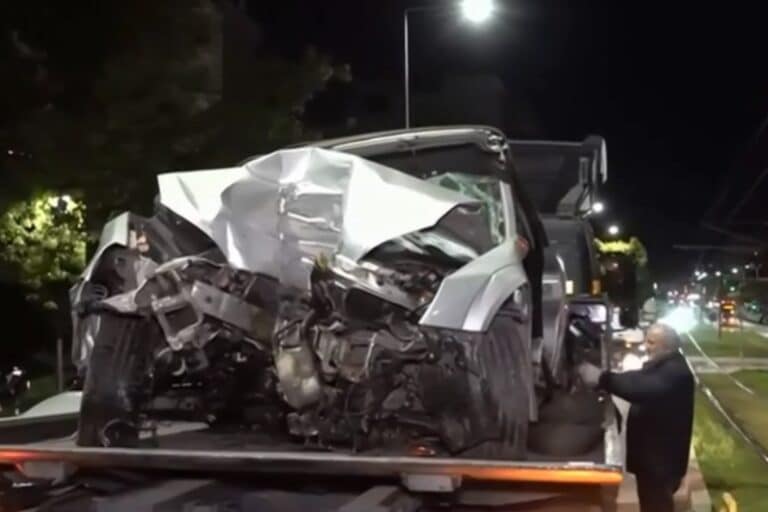 Τροχαίο στη Νέα Σμύρνη: Αυτοκίνητο κατέληξε σε κολώνα του Τραμ μετά από σύγκρουση με άλλο ΙΧ – Δύο τραυματίες (βίντεο)