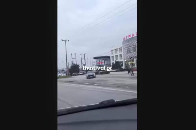 Φορτηγό συγκρούστηκε με αυτοκίνητο στη Θεσσαλονίκη: Στο νοσοκομείο τέσσερα άτομα (βίντεο)