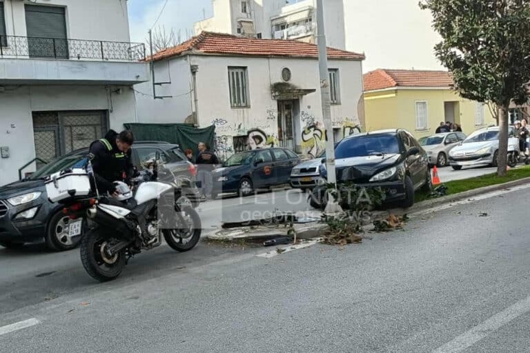 Τροχαίο στον Βόλο: Αυτοκίνητο «καρφώθηκε» σε κολόνα μετά από σύγκρουση με άλλο ΙΧ (εικόνες)