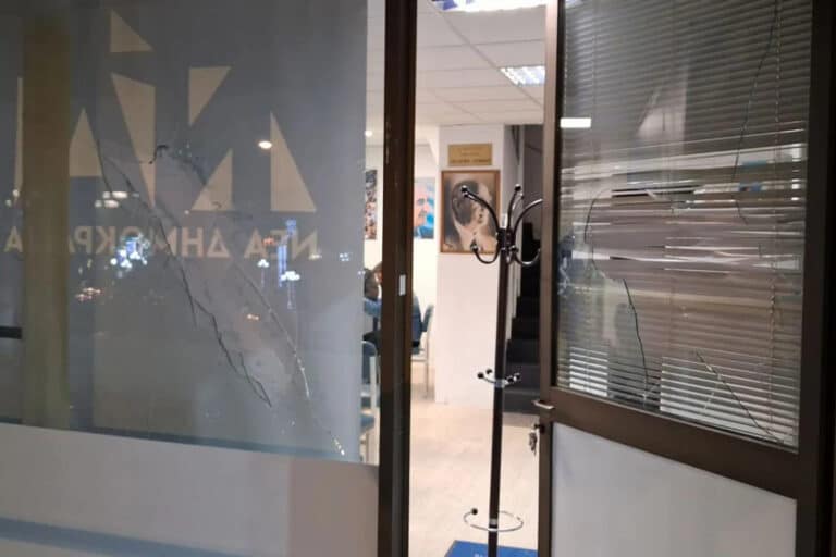Άγνωστοι επιτέθηκαν στα γραφεία της Νέας Δημοκρατίας στην Πεύκη (εικόνες)