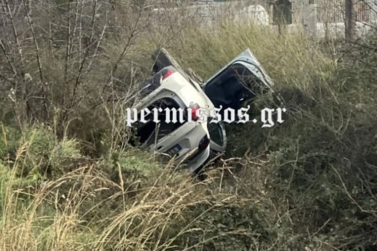 Βοιωτία: Αυτοκίνητο «έφυγε» από τον δρόμο και κατέληξε σε χαντάκι (βίντεο)
