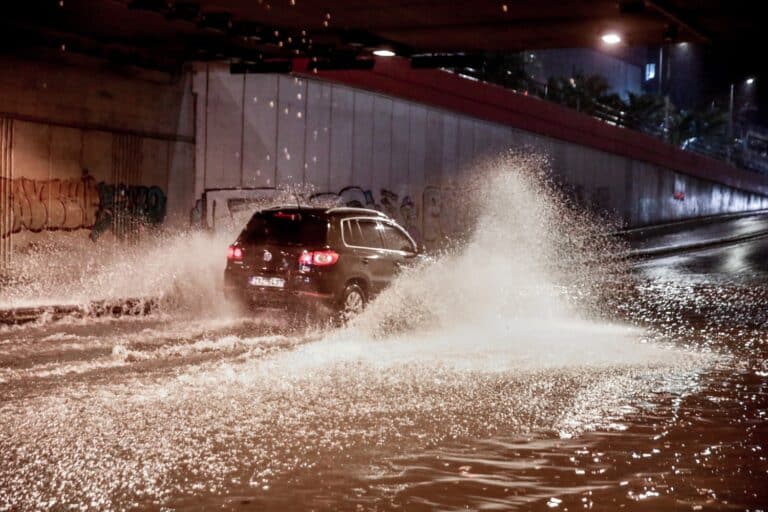 Η κακοκαιρία «σφυροκοπά» την Αττική – Εγκλωβίστηκαν οχήματα στα νερά, εκτροπές στην κυκλοφορία (βίντεο)