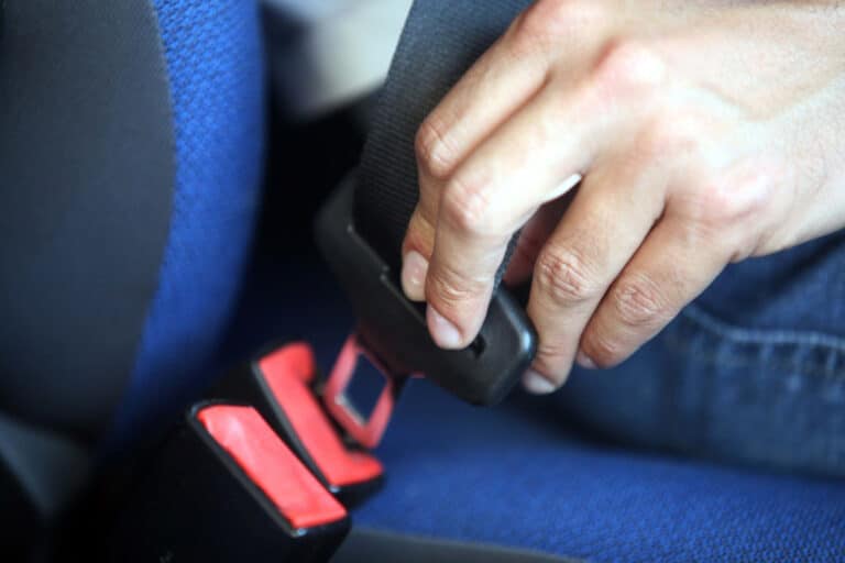 Γιατί πρέπει να δένουμε πάντα τις πίσω ζώνες στο αυτοκίνητο – Τι πρέπει να γνωρίζουν οι οδηγοί