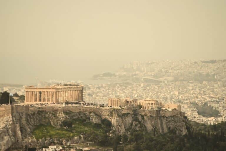 Καιρός: Σύννεφο αφρικανικής σκόνης καλύπτει τη χώρα – Στους 34 βαθμούς η θερμοκρασία στην Αττική