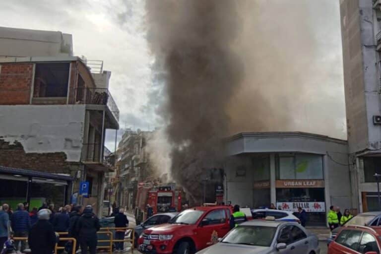 Φωτιά σε κατάστημα στο Αγρίνιο – Πυκνοί καπνοί σκέπασαν την περιοχή (βίντεο)