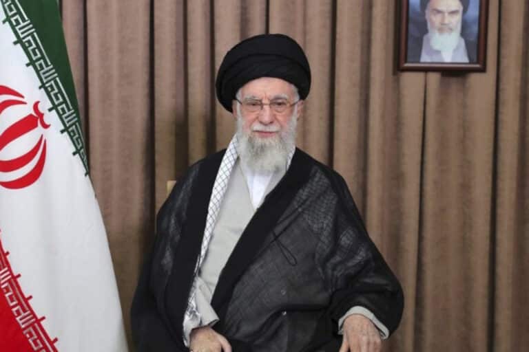 Ιράν: «Είμαι πολύ χαρούμενος για τον θάνατο του Αλί Χαμενεΐ», είπε ο ανιψιός του