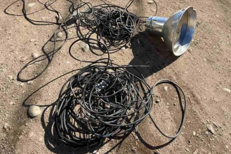 Επιχείρηση της ΕΛ.ΑΣ. σε οικισμό Ρομά στον Ασπρόπυργο: Συνελήφθησαν 9 άτομα, είχαν 400 μέτρα καλώδιο για να κλέβουν ρεύμα (εικόνες)