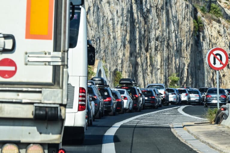 Καραμπόλα έξι οχημάτων στην Αθηνών-Κορίνθου: Σχηματίστηκαν ουρές χιλιομέτρων