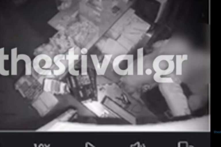 Θεσσαλονίκη: Κουκουλοφόροι διέρρηξαν ψιλικατζίδικο και έκλεψαν είδη αξίας άνω των 8.000 ευρώ (βίντεο)