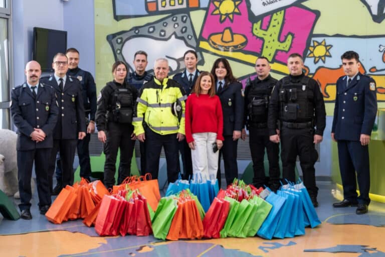 Αστυνομικοί προσέφεραν δώρα στα παιδιά που νοσηλεύονται στο «Αγία Σοφία» και στο Ογκολογικό Νοσοκομείο «ΕΛΠΙΔΑ» (εικόνες)