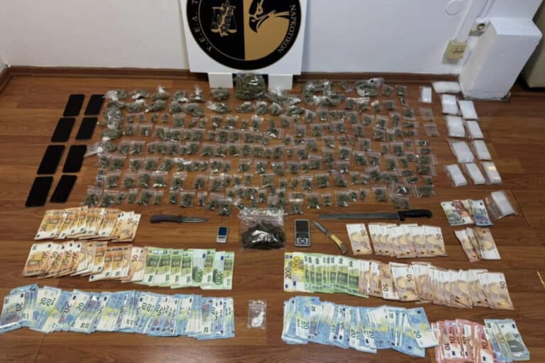 Εξάρχεια: Συνελήφθη 32χρονος για διακίνηση ναρκωτικών – Κατασχέθηκε κάνναβη και χιλιάδες ευρώ (βίντεο)