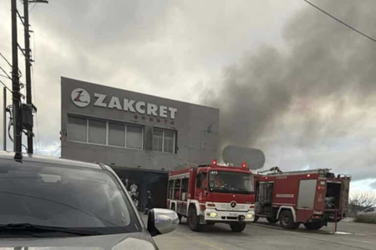 Φωτιά σε αποθήκες εταιρείας με αθλητικά είδη στα Σπάτα – Επιχειρεί η Πυροσβεστική, καίγεται ολοσχερώς (βίντεο)
