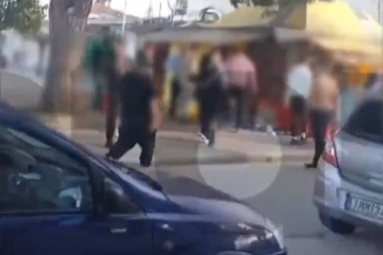 Απίθανο περιστατικό στη Γαστούνη: Έπιασαν ανήλικο να κλέβει το περίπτερό τους και τελικά ξυλοκοπήθηκαν άγρια από 20 Ρομά!