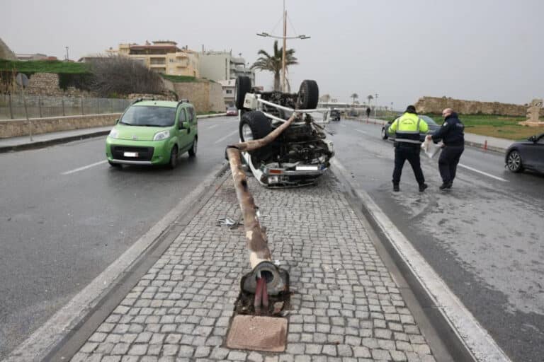 Τροχαίο στο Ηράκλειο: Αγροτικό όχημα «γκρέμισε» κολόνα φωτισμού και αναποδογύρισε – Τραυματίστηκε ένα άτομο (εικόνες)