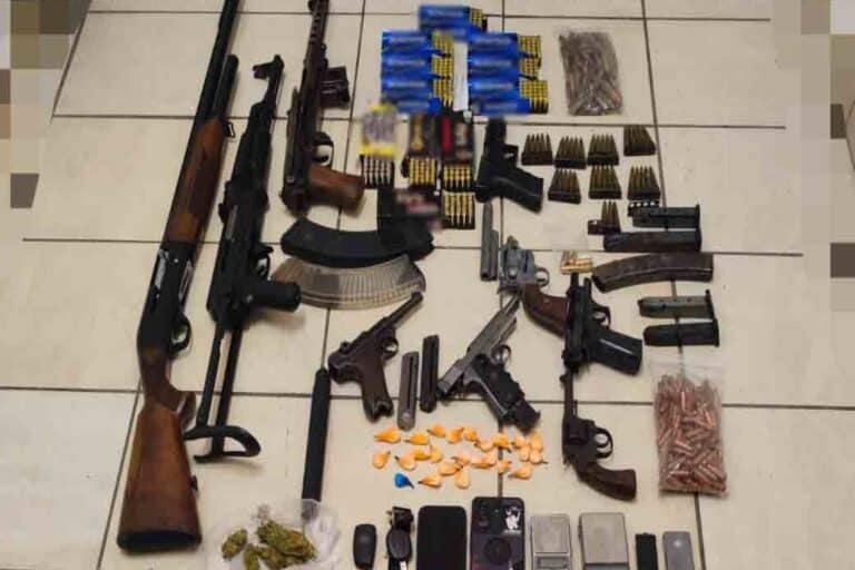 Λακωνία: Συνελήφθησαν δύο νεαροί με ένα κιλό κοκαΐνης και οπλοστάσιο (εικόνα)