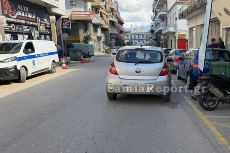 Σοκ στη Λαμία: Αυτοκίνητο παρέσυρε δύο νεαρούς στο κέντρο της πόλης – Ο ένας τραυματίστηκε σοβαρά
