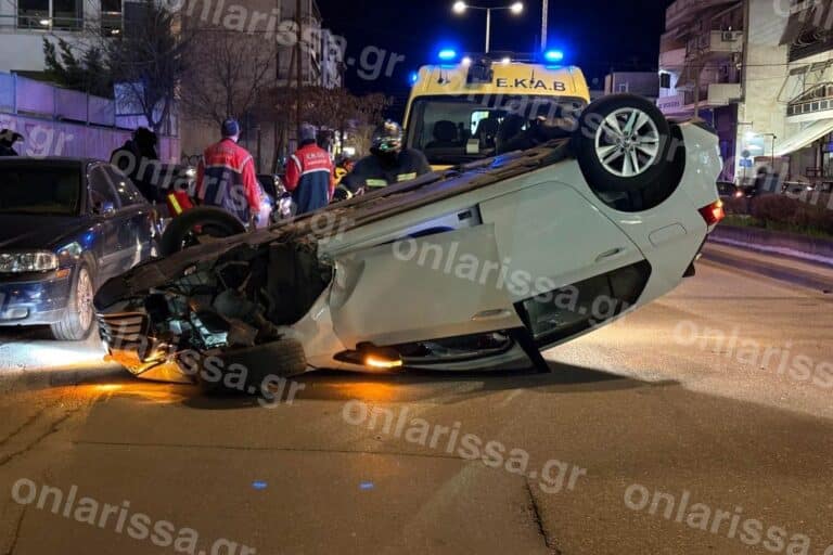 Τρομακτικό τροχαίο στη Λάρισα: «Τούμπαρε» ΙΧ στο κέντρο της πόλης – Απεγκλωβίστηκε από την Πυροσβεστική ο 18χρονος οδηγός