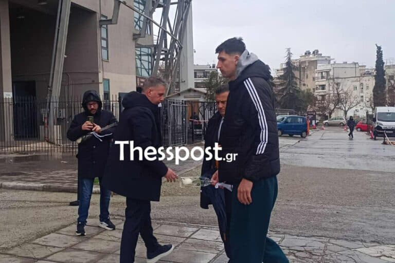 Αντιπροσωπεία της ΚΑΕ Παναθηναϊκός άφησε λουλούδια στην Τούμπα για τους επτά νεκρούς οπαδούς του ΠΑΟΚ (βίντεο)