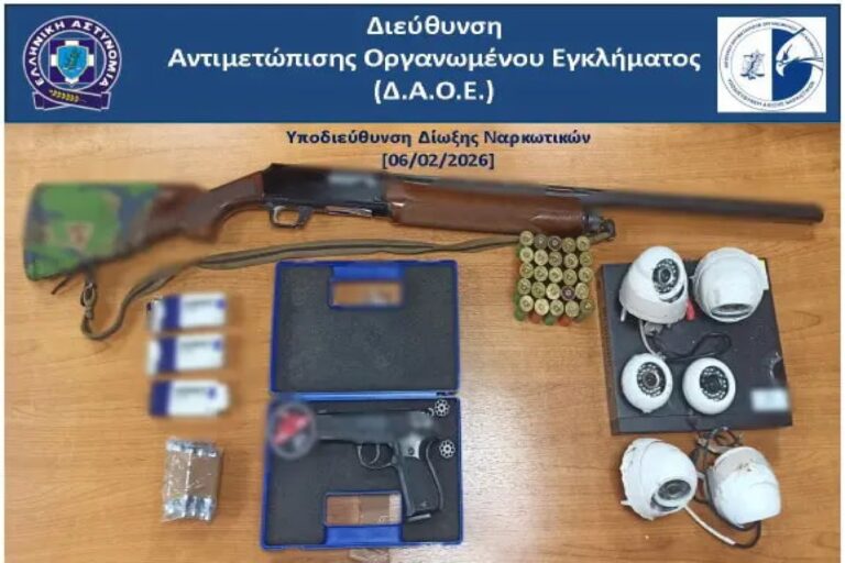 Άνω Λιόσια: Συνελήφθη 66χρονος με ναρκωτικά, όπλα και πυρομαχικά – Γρονθοκόπησε αστυνομικούς για να διαφύγει