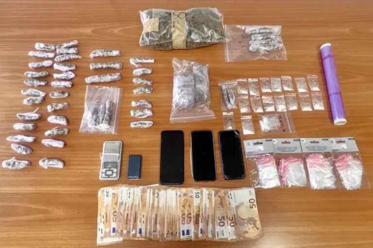 Πειραιάς: Χειροπέδες σε δύο άτομα για κατοχή και διακίνηση ναρκωτικών – Πώς τους έπιασαν