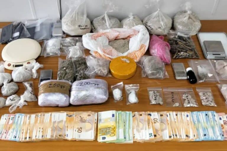 Εξαρθρώθηκε εγκληματική οργάνωση που διακινούσε ναρκωτικά στην Αττική – Συνελήφθησαν έξι άτομα (βίντεο) 