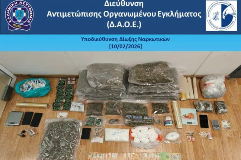 Εξάρθρωσαν κύκλωμα διακίνησης ναρκωτικών στην Αττική: Χειροπέδες σε 3 άτομα, κατασχέθηκαν χιλιάδες γραμμάρια κάνναβης και κοκαΐνης