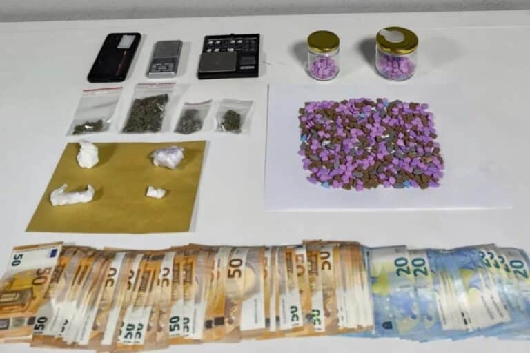 Θεσσαλονίκη: Συνελήφθησαν δύο διακινητές ναρκωτικών – Κατασχέθηκαν κοκαΐνη, χασίς και χάπια ecstasy